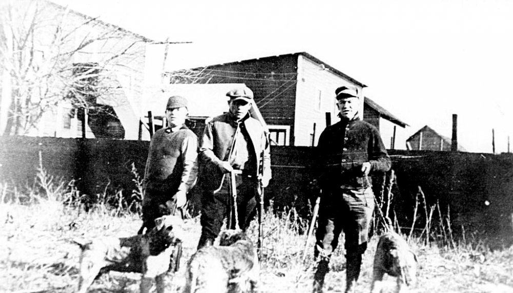 walter-lingo-with-pete-calac-jim-thorpe-with-dogs-at-kennel.jpg